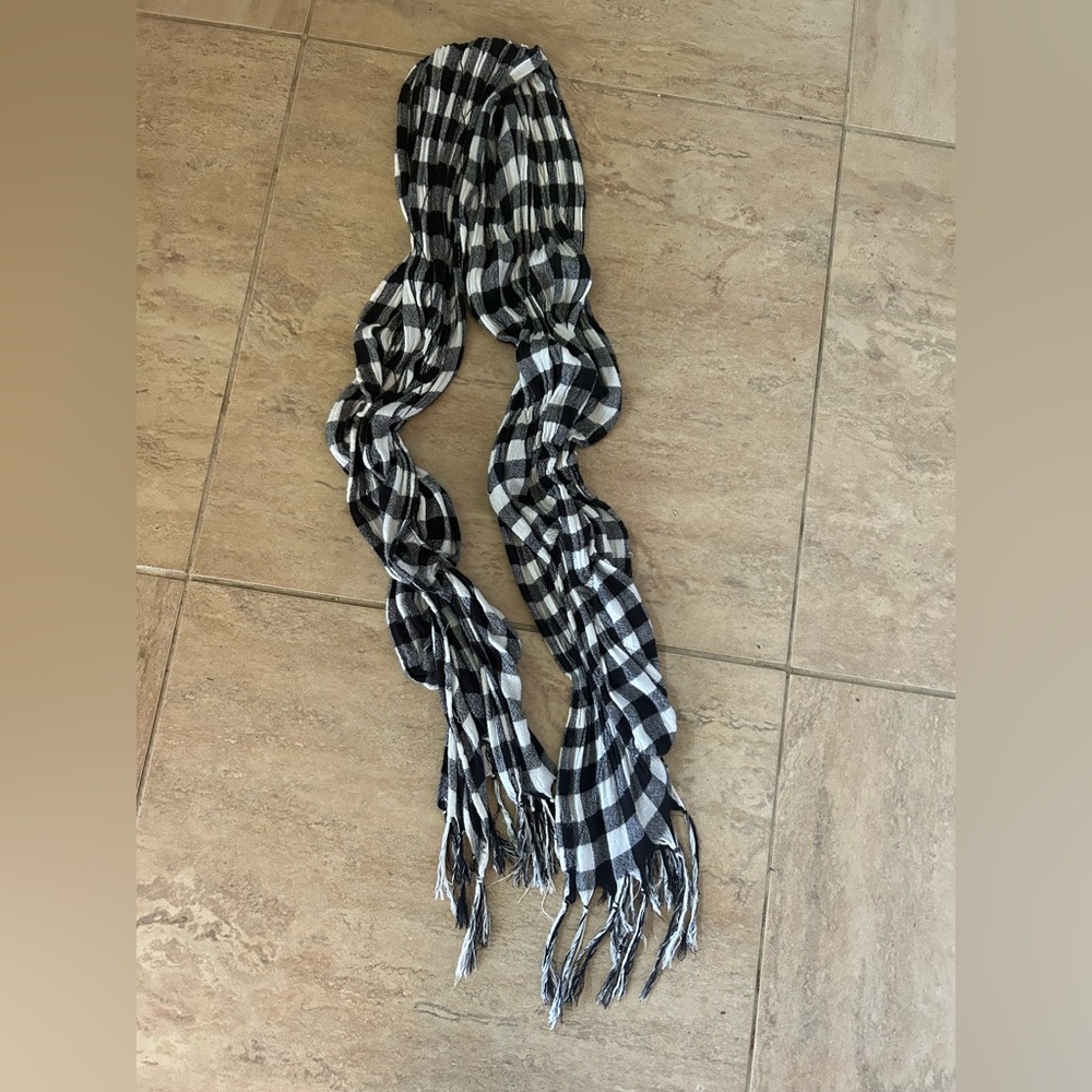 Women’s Ruffled Black/White Checkered Unmarked Scarf